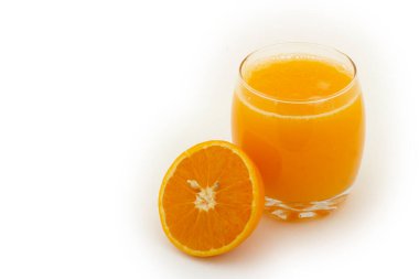 Cam bardakta taze portakal suyu.