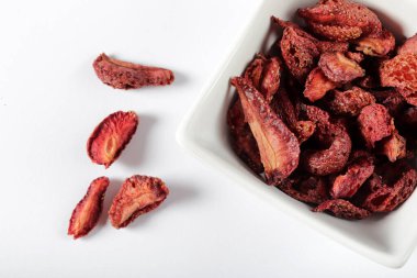 Kurutulmuş çilek dilimleri yemeye hazır. Organik Gıda.