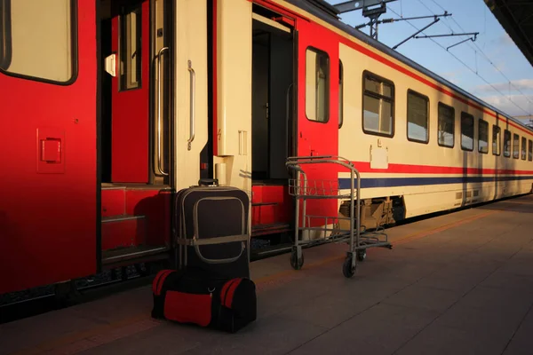 Väskor Och Resväskor Tågstationen — Stockfoto