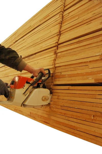 Pracownik Wycinający Drewno Piłą Warsztacie — Zdjęcie stockowe