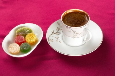Geleneksel Türk kahvesi ve Türk lokumu