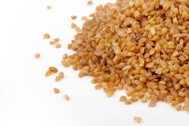 Beyaz arkaplanda kahverengi bulgur