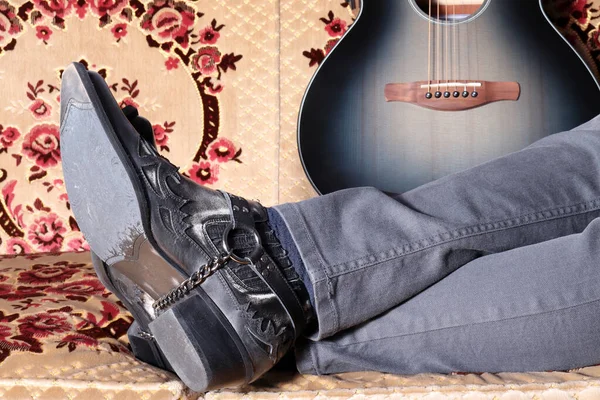 Kowbojskie Buty Gitara Odpoczywa — Zdjęcie stockowe