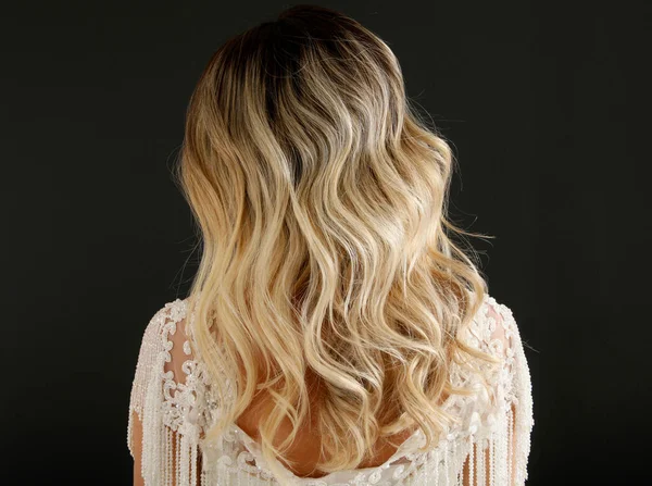 Een Bruid Met Blond Golvend Haar — Stockfoto
