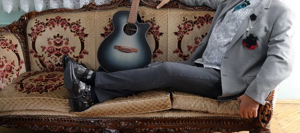 牛仔靴和吉他他在休息 — 图库照片