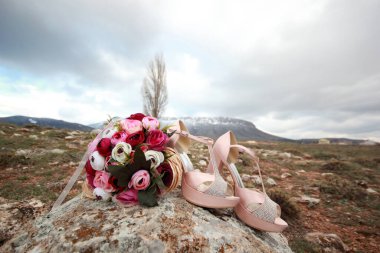 Gelin ayakkabıları ve buketi çok güzel.