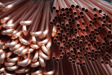 Fabrikada bakır borular, endüstriyel arka plan