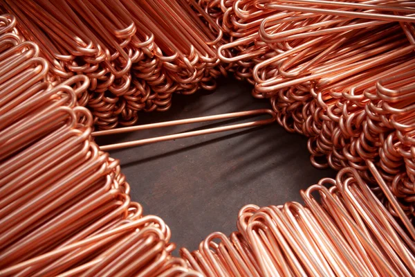 Fabrikada bakır borular, endüstriyel arka plan