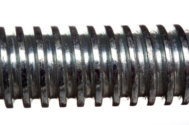 Beyaz arka planda büyük metal vida