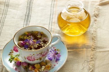 Çeşitli çiçeklerden yapılmış bitki çayı.