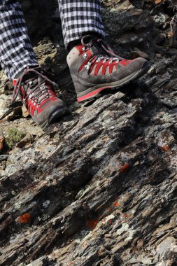 Kaliteli kadın dağ botları. Kaya tırmanışı.