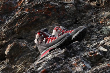 Kaliteli kadın dağ botları. Kaya tırmanışı.