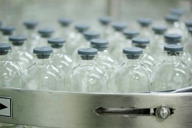  Farmasötik üretim hattının yakın plan çekimleri