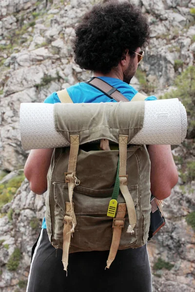 Reisender Junger Mann Mit Rucksack Der Natur — Stockfoto
