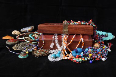  Tahta mücevher sandığı ve çeşitli mücevherler.