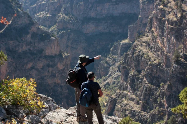 Blick Auf Die Schlucht Und Zwei Reisende — Stockfoto