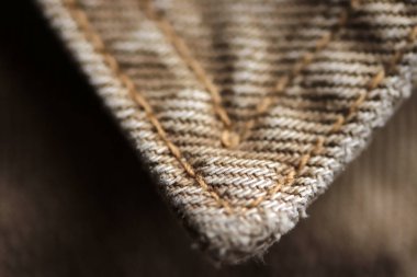 Kahverengi kot ceketini kapat.