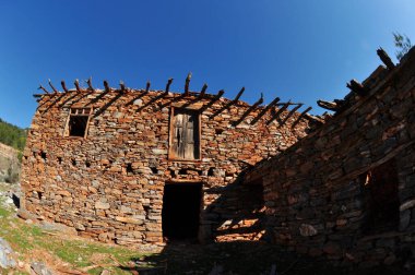 Terk edilmiş eski taş ev. Dağ Evi.