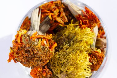 Cam süslemede kurumuş çiçekler.