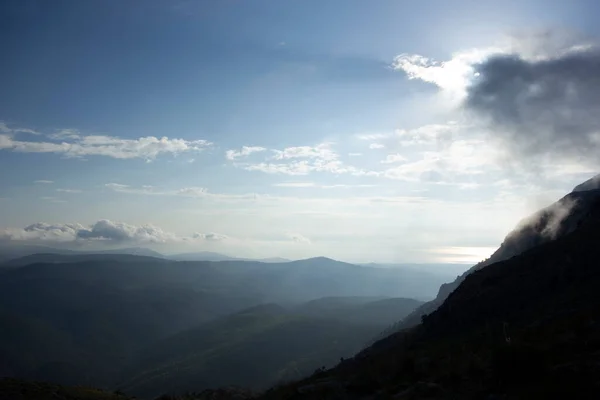 Bulutlu Mavi Gökyüzü Sisli Dağ Manzarası — Stok fotoğraf