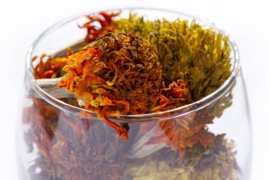 Cam süslemede kurumuş çiçekler.