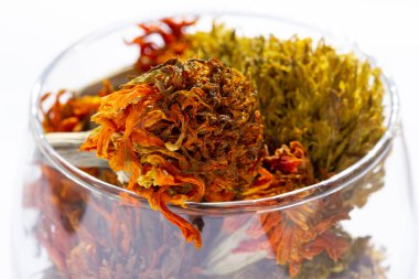 Cam süslemede kurumuş çiçekler.