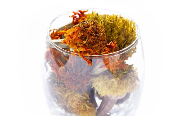 Cam süslemede kurumuş çiçekler.