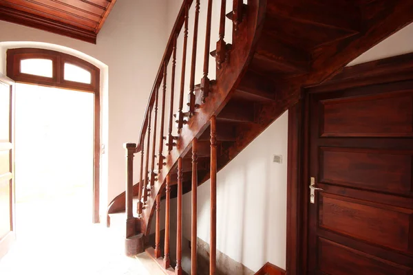 新建筑木制楼梯和门 — 图库照片