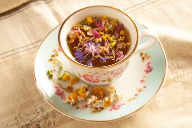 Çeşitli çiçeklerden yapılmış bitki çayı.