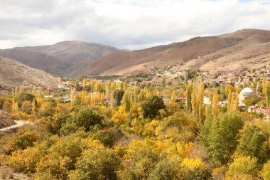 Türkiye Konya 'nın Meram kenti sonbaharı