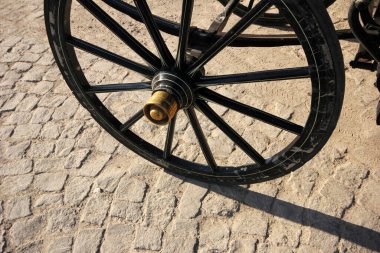 Eski nakliye aracının tekerlekleri