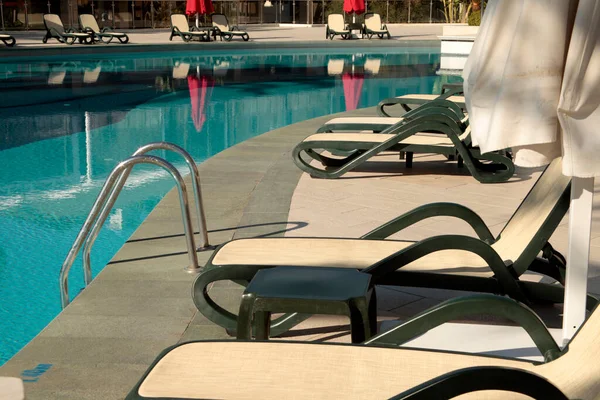 Lüks bir otelin yüzme havuzu