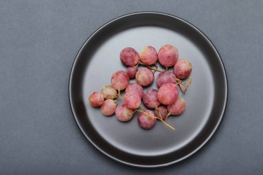 Tabakta taze üzüm var.