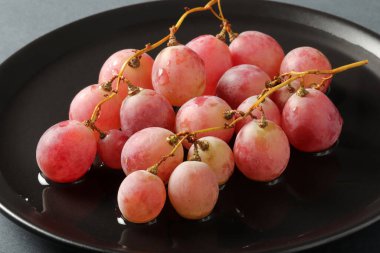 Tabakta taze üzüm var.