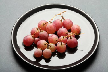 Tabakta taze üzüm var.