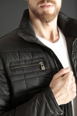 Siyah ceketli. Erkek kıyafetleri..