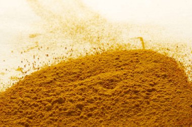 Beyaz arkaplanda zerdeçal ve sokağa çıkma yasağı