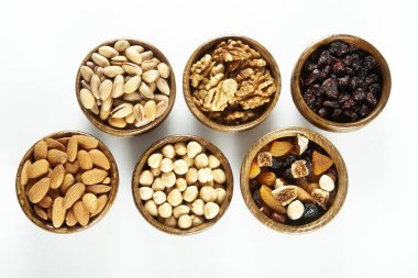 fındık ve kuru meyveler bambu tabaklarda