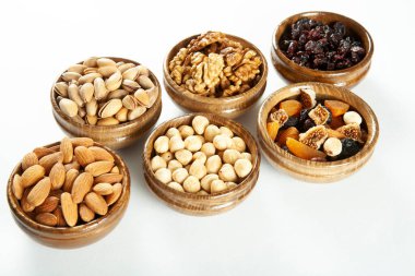 fındık ve kuru meyveler bambu tabaklarda