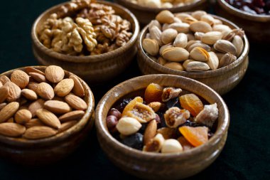 fındık ve kuru meyveler bambu tabaklarda