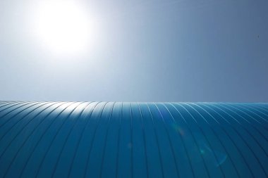 uzun ve geniş mavi plastik boru