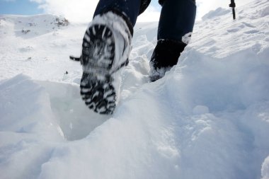Karda yürüyorum. Dağcılık.