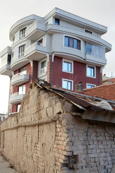 Yeni Modern Daire Eski Tuğla Kentsel Dönüşüm — Stok fotoğraf