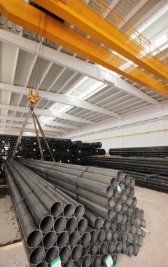 Fabrikanın içindeki çelik borular. 