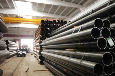 Fabrikanın içindeki çelik borular. 