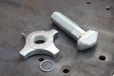Yeni metal cıvata ve fındık