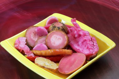 Tabaktaki çeşitli sebzelerden turşu.