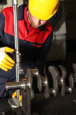 Krank milinde ölçüm yapan CMM makinesi