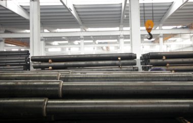 Fabrikanın içindeki çelik borular. 