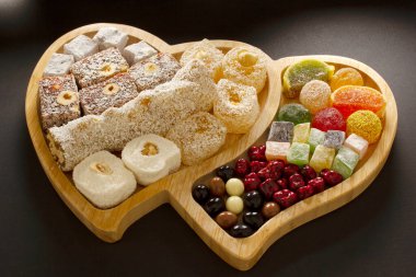 Geleneksel Türk lokumu fındık, fıstık ve sade.